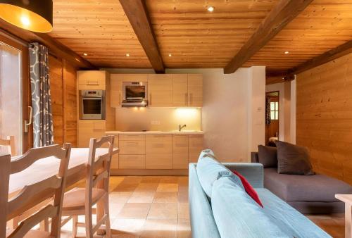 une cuisine et un salon avec une table et des chaises dans l'établissement CASA-Chalet du Parc Cosy apartment in Tignes with garden, à Tignes