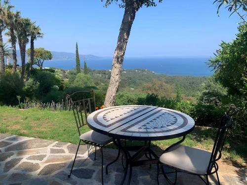 Photo de la galerie de l'établissement CASA-Valanvi Villa Gaou Benat piscine et vue mer, à Bormes-les-Mimosas