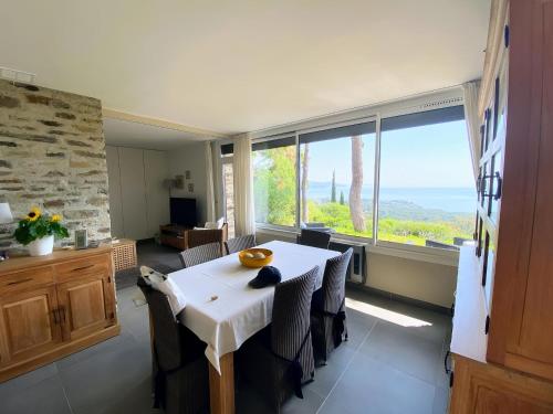 Photo de la galerie de l'établissement CASA-Valanvi Villa Gaou Benat piscine et vue mer, à Bormes-les-Mimosas