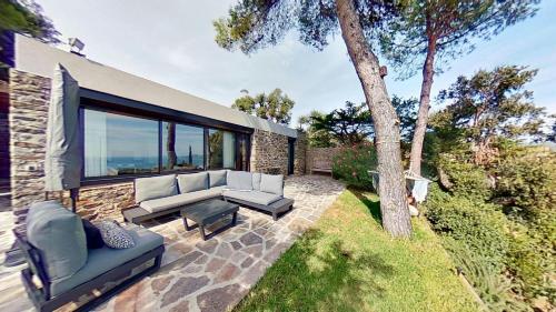 Photo de la galerie de l'établissement CASA-Valanvi Villa Gaou Benat piscine et vue mer, à Bormes-les-Mimosas