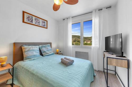 une chambre avec un lit et une télévision à écran plat dans l'établissement Le Grand Fournas comfort near shops, à Draguignan