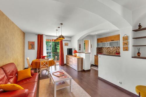 une cuisine et un salon avec un canapé et une table dans l'établissement Le Grand Fournas comfort near shops, à Draguignan