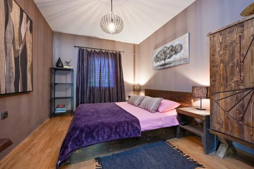 a bedroom with a bed and a desk and a window at Chill House Keti in Kuzminec-Veternički