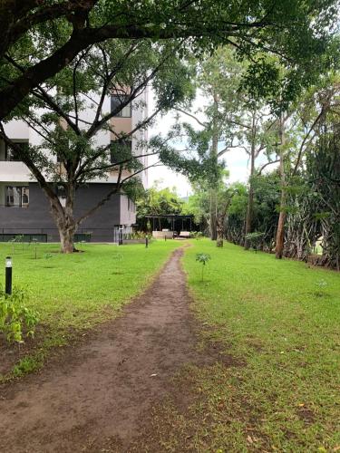 a dirt road in a park with a building at Apartamento en Cipreses San Ignacio, Tegucigalpa in Tegucigalpa