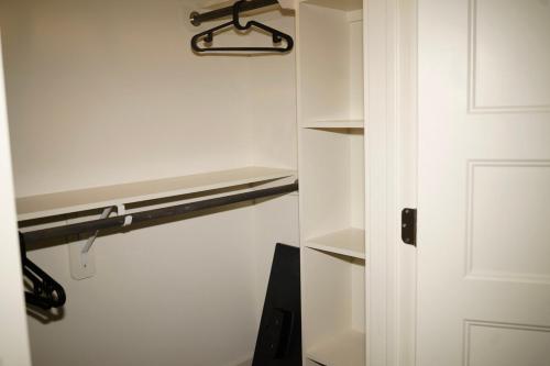un armadio con porta bianca e mensola di Pool View Downtown Near Stadiums a Houston