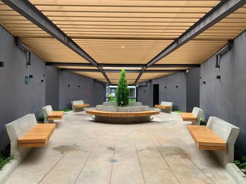 a courtyard with benches and a fountain in a building at Apartamento en Cipreses San Ignacio, Tegucigalpa in Tegucigalpa