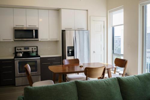 un soggiorno con un tavolo e una cucina di Pool View Downtown Near Stadiums a Houston