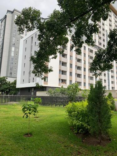 a large white building with a tree in a park at Apartamento en Cipreses San Ignacio, Tegucigalpa in Tegucigalpa