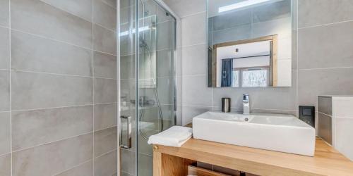 une salle de bain avec un lavabo et une douche dans l'établissement Résidence Les Terrasses De La Vanoise - 4 Pièces pour 8 Personnes MAE-2711, à Champagny-en-Vanoise