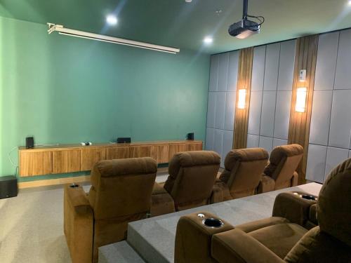 a conference room with chairs and a table in it at Apartamento en Cipreses San Ignacio, Tegucigalpa in Tegucigalpa