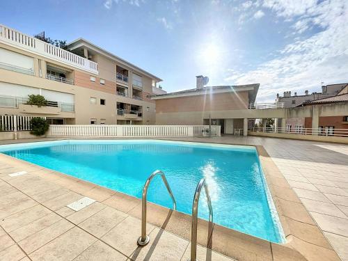 - une piscine en face d'un immeuble dans l'établissement Port Azur - 4 couchages - 1 chambre - Piscine, au Golfe-Juan