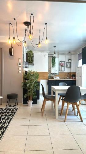 une salle à manger et une cuisine avec une table et des chaises dans l'établissement FLCbm - Beach 50 m - Air conditioning - Parking - 2 Bedrooms, à Marseille