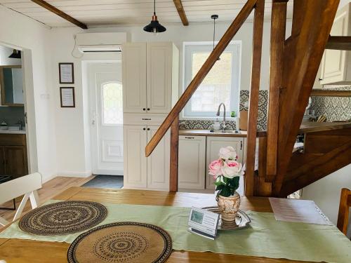 Kuchyň nebo kuchyňský kout v ubytování Lagom Apartment and Guest House