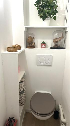 une salle de bain avec toilettes dans une chambre dans l'établissement FLCbm - Beach 50 m - Air conditioning - Parking - 2 Bedrooms, à Marseille