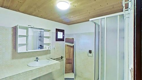 une salle de bain avec un lavabo et un miroir dans l'établissement Casa-Chalet du Torchet luxury chalet stunning view, à Champagny-en-Vanoise