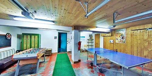 deux tables dans une pièce avec des tables de ping-pong dans l'établissement Casa-Chalet du Torchet luxury chalet stunning view, à Champagny-en-Vanoise