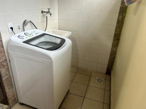 Un baño pequeño con inodoro y lavabo. en Casa em frente a Praia das Dunas, Cabo Frio - RJ, en Cabo Frío