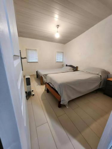 Cette chambre comprend deux lits. dans l'établissement Maison de village provençale, à Allemagne-en-Provence