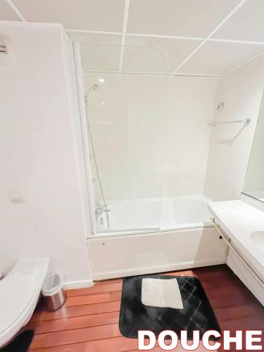 une salle de bain avec une douche, des toilettes et un lavabo dans l'établissement 5 min de Paris 10 min du Zénith et Grande Halle, à Pantin