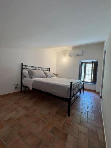 a bedroom with a bed and a wooden floor at B&B Colle Alto in Carovilli