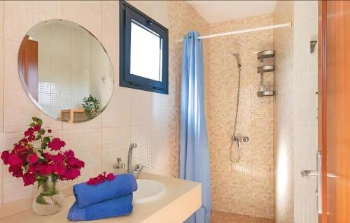 a bathroom with a sink and a mirror at Casa Paco in Orzola