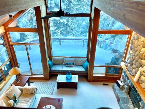 Galeriebild der Unterkunft Luxury 5 Bedroom Blueberry Chalet in Whistler