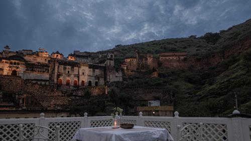a table with a candle sitting on top of a mountain at The Castle View Homestay in Būndi