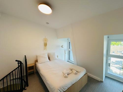 une chambre avec un lit avec deux serviettes dessus dans l'établissement We Live In R - Duplex 503, à Reims