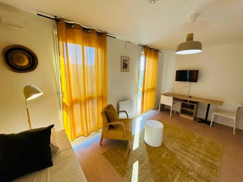 - un salon avec un canapé, une chaise et un bureau dans l'établissement We Live In R - Suite 302, à Reims