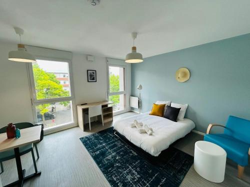 - une chambre avec un lit blanc et un mur bleu dans l'établissement We Live In R - Suite 301, à Reims