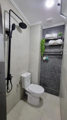 a bathroom with a white toilet and a shower at Studio Tetouan in Deroua