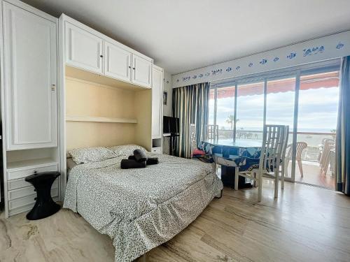 une chambre avec un lit avec un ours en peluche dessus dans l'établissement Emily - 2 couchages - Studio - Vue mer, au Golfe-Juan