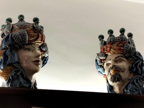 a statue of two heads with crowns on their heads at Hotel Foresteria Baglio Della Luna in San Leone
