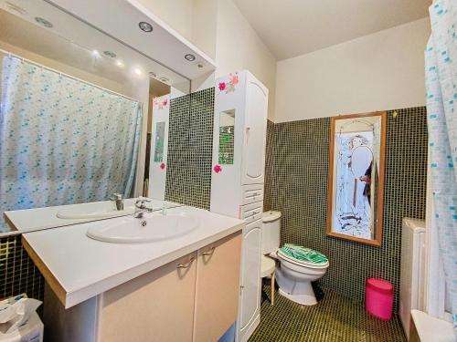 une salle de bain avec un lavabo et des toilettes dans l'établissement Emily - 2 couchages - Studio - Vue mer, au Golfe-Juan