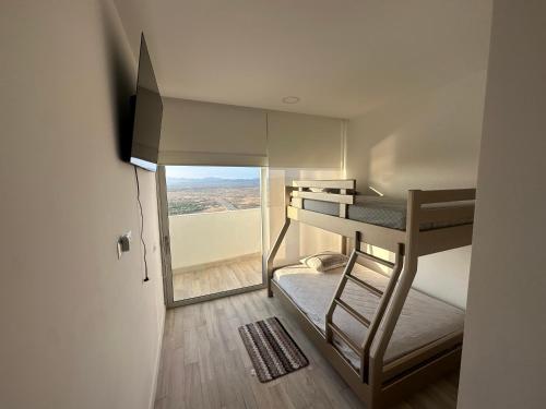una piccola stanza con letti a castello con vista di Departamento Lujoso #1504 en Karibao Resort Town a Playas
