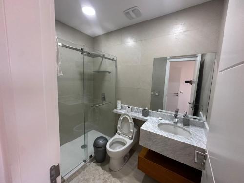 un bagno con wc, lavandino e doccia di Departamento Lujoso #1504 en Karibao Resort Town a Playas