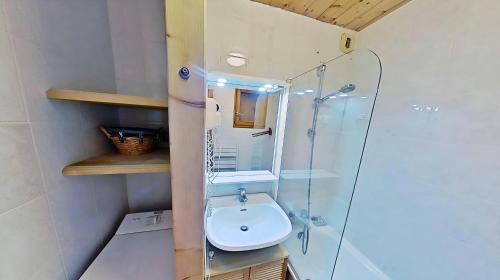une salle de bain avec un lavabo et une douche en verre dans l'établissement Casa-Le Chargalon N° 11, à Champagny-en-Vanoise