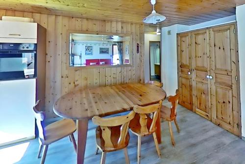 une salle à manger avec une table et des chaises en bois dans l'établissement Casa-Le Chargalon N° 11, à Champagny-en-Vanoise
