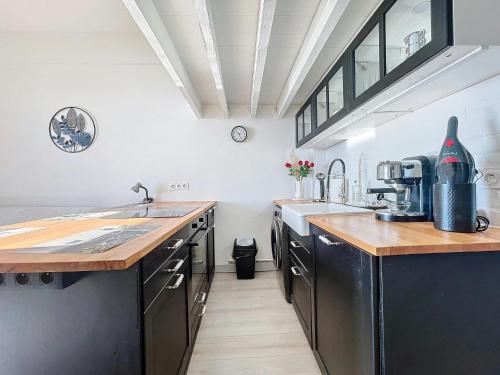 une cuisine avec un évier et un plan de travail dans l'établissement Grand Palais - 4 couchages - 1mezzanine - Vue mer, au Golfe-Juan