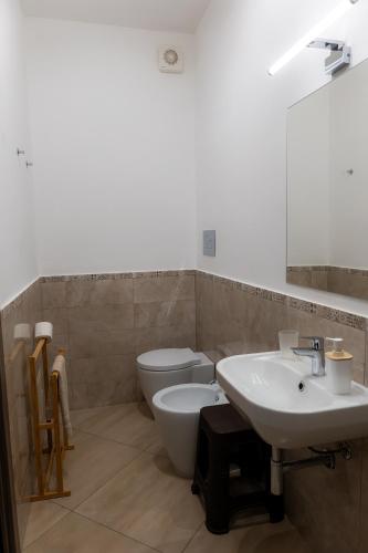 a bathroom with a sink and a toilet at La dimora dei ricci in Santo Stefano di Camastra