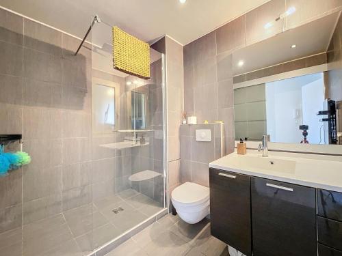 une salle de bain avec toilettes, lavabo et douche dans l'établissement Residence Piscine -4 couchages -1 chambre- parking, au Golfe-Juan