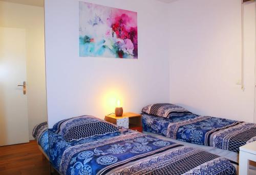 - 2 lits dans une chambre avec une bougie sur une table dans l'établissement Superbe appartement 5pièces 2 SDB 2WC standing, à Créteil