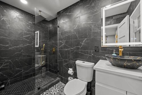 Et badeværelse på Cozy & Chic Apt King Bed -Free Parking