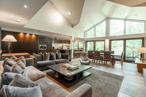 Χώρος καθιστικού στο Northwoods Aspen Ski In Ski Out Access