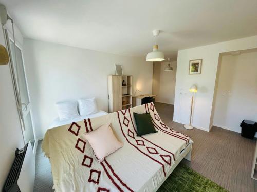 une chambre avec un grand lit avec des oreillers dessus dans l'établissement We Live In R - Suite 403, à Reims