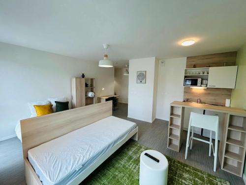Cette petite chambre comprend un lit et une cuisine. dans l'établissement We Live In R - Suite 403, à Reims