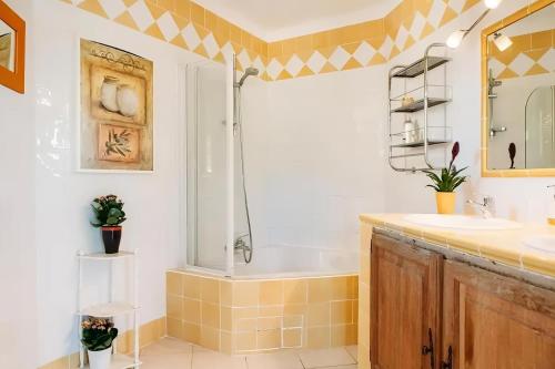 a bathroom with a shower and a sink at Casa-Manon grande maison de vacances avec piscine in Barjols
