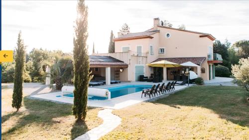 une villa avec piscine et une maison dans l'établissement Casa-Manon grande maison de vacances avec piscine, à Barjols