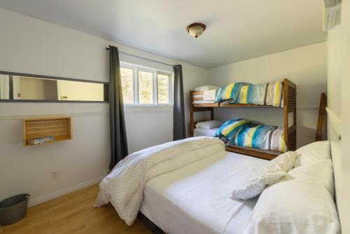 a bedroom with two beds and a window at La Maison Big Bill in Murdochville