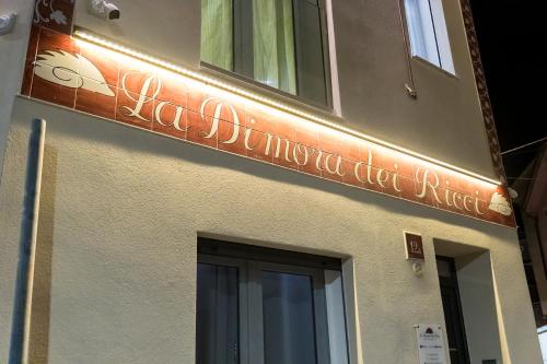 a sign on the side of a building at La dimora dei ricci in Santo Stefano di Camastra